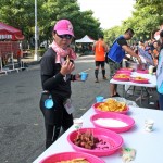 新業(yè)團(tuán)隊(duì)備足小塊的香腸、水果、鹽巴，幫跑者補(bǔ)充能量，也方便入口。