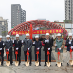 新業(yè)建設(shè) 創(chuàng)辦人穆椿松 (左五)、董事長(zhǎng)卓勝隆(右五) 與新業(yè)職人團(tuán)隊(duì)，一同為【新業(yè)恆一】揭開(kāi)序幕。