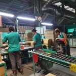 將一批批堆疊成小山、符合標準的磁磚分裝入箱，未來它們將成為某一個家庭的空間配角，肩負起守護居家安全的關鍵角色。