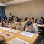 東海建築營(yíng)學(xué)員們仔細(xì)聽(tīng)取林宜鋒建築師（畫(huà)面右一）的建築構(gòu)想。讓學(xué)員們擴(kuò)增生活與學(xué)習(xí)經(jīng)驗(yàn)，並以對(duì)話交換對(duì)建築的看見(jiàn)與心得。