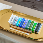 油畫棒是由粉彩加入油料，調製成棒狀的顏料，自由創(chuàng)作、色彩豐富、調色容易，不僅可以用於平面或立體作品的創(chuàng)作，也可以在各種表面上進行繪畫。