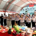 天時，地利，集眾人之力，【新業(yè)自由居】上樑典禮，手持炷香敬虔內(nèi)心，願一炷炷香將新業(yè)團隊的誠心，上呈天聽。