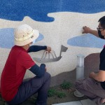 以童趣的風(fēng)格，模擬貫穿、流經(jīng)東區(qū)的生命之河－旱溪，是藝術(shù)家張婷雅導(dǎo)入校區(qū)周遭意象的巧思。