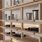 居家收納設(shè)計，也可以展示雅緻收藏，溫潤杏色的層架與隱隱透出光澤的瓶身，彼此相襯不相爭。