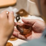 可可粉是從可可豆中提取，經(jīng)過(guò)發(fā)酵、乾燥、烘焙、碾碎、研磨、精煉等步驟，味道酸苦澀，卻內(nèi)含營(yíng)養(yǎng)豐富。