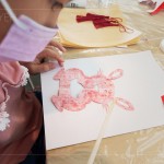 用竹筷沾附黏著，孩子嘗試使用傳統(tǒng)的黏著劑－漿糊，慢慢將紅紅剪紙塗滿，就待
貼上燈籠。