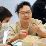 在不熟悉的項目中給予最大的支持，Amo老師耐心解說、示範(fàn)操作，但也不忘保留讓孩子自由發(fā)揮的空間。