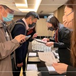 感謝每一位京御苑住戶的蒞臨，客服人員與住戶間暖心的早晨問候，揭開說明會序幕，新業(yè)願意用加倍的細心，共同守護家人們的避風港。