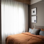 以沉穩(wěn)的基底，加上珊瑚橘的布料，自然日光透過窗簾，灑落一絲暖意。