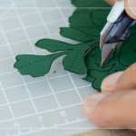 較細(xì)膩的邊角處，使用美工刀慢慢地刻劃，切剪出生命力。