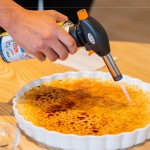 【琥珀醬油烤布蕾】
琥珀色的焦糖猶如製醬時(shí)的琥珀結(jié)晶，是在極盡呵護(hù)下誕生的禮物，鹹甜適中的絕佳口感，是最適不過的醬香小點(diǎn)。