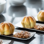 「喜豐香1985茶點(diǎn)組」金桔豆沙與杏仁瓦片的完美搭配，猶如一場味蕾饗宴。甜而不膩的豐富層次、口感酥脆的濃郁香氣，為品茗時(shí)刻更添詩意。