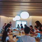 新業(yè)家族們同聚在一起，共享這份美好與悠閒。