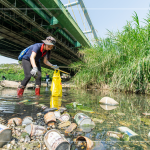 躺在水面上的鐵鋁罐、玻璃瓶，是每逢大雨後，上游沖刷下來(lái)的人為垃圾，彎下腰、踏進(jìn)溪流，撿起水中的垃圾殘骸，還給魚兒一個(gè)安全舒適的家園。