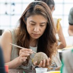 利用木刀，一筆一劃，一深一淺，刻出紋路，感受陶作帶來(lái)的沉靜時(shí)光。