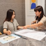 用比例尺對(duì)照家中空間格局及動(dòng)線(xiàn)，讓住戶(hù)對(duì)空間與大小比例更有概念，透過(guò)交流了解客戶(hù)習(xí)慣的生活模式，及分享客變中需注意的事項(xiàng)。