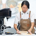 邀請(qǐng)經(jīng)驗(yàn)豐富的廚藝職人 曾詠真 老師，帶領(lǐng)初體驗(yàn)的同仁們，進(jìn)入糕餅裡的奶香世界。