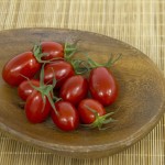 在燈光投射下，渾圓的番茄反射著光澤，也因?yàn)槠け《[隱透出果肉，鮮甜的果實(shí)一看就知影！