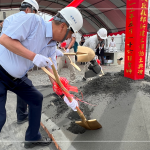 由 新業(yè)建設(shè) 穆椿松 名譽(yù)董事長(zhǎng)帶領(lǐng)，齊心共喊「開(kāi)工大吉」。以金鏟鏟起沙堆，象徵工程進(jìn)度平安順利，勤懇踏實(shí)地為未來(lái)種下一個(gè)成家夢(mèng)。