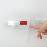 安心用電，位於廚房及客廳不斷電的紅色插座，遇到停電也不用擔(dān)心。