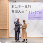 新業(yè)建設(shè)名譽(yù)董事長(zhǎng) 穆椿松 (左一)致金鐘視后 于子育 (右一) 新業(yè)契作認(rèn)養(yǎng)逾十年的有機(jī)香米與紅豆，一同分享這份美好心意。