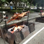 工作團(tuán)隊(duì)費(fèi)心築起的炭火爐檯，飄出的香氣讓跑者遠(yuǎn)遠(yuǎn)地就精神為之一振，也成為跑者的動(dòng)力來(lái)源！