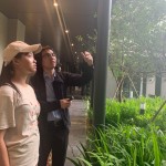 走進(jìn)【新業(yè)宜家】中庭，林宜鋒建築師用心講解格局的設(shè)計(jì)如何為生活帶來(lái)美的經(jīng)歷，就像小說(shuō)中的伏筆，成就宜居樂(lè)業(yè)的結(jié)局。