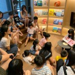 愛聽故事、樂於讓想像力徜徉的小朋友們，隨著姐姐一頁一頁的朗讀劇情，跟著繪本進入奇幻世界中探險。