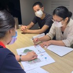 新業(yè)團(tuán)隊(duì)與藝術(shù)家討論東區(qū)成功國(guó)小、育英國(guó)中人行道的美化計(jì)畫，雖然專業(yè)不同，但目標(biāo)是相同的，為的都是讓孩子們?cè)谌粘＝佑|自然，感受最真實(shí)的樸實(shí)。