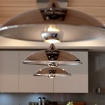 居家收納設(shè)計，也可以展示雅緻收藏，溫潤杏色的層架與隱隱透出光澤的瓶身，彼此相襯不相爭。