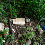 遍布草叢中的垃圾，除了常見的瓶瓶罐罐，食品容器的占比也是在排行中的前三名！