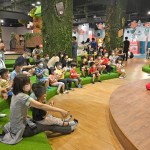 跟著強尼先生一起拍打節(jié)奏，沉浸在充滿Do Re Mi的氛圍裡，邊數(shù)著拍子，邊唱著歌曲，搖搖擺擺的度過這場森友派對！