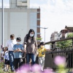 等待餅乾烘烤的時(shí)間，新業(yè)家族手牽著手至鄰近的二分埔、水湳生態(tài)公園漫步享受午後日光，貼近生態(tài)綠意。