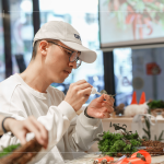 以保麗龍膠黏貼各類花材，自行拼貼妝點(diǎn)，可黏在花材底部，讓花材呈現(xiàn)斜45度角，營(yíng)造花圈的立體感。