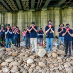 低下頭，雙手合十，感謝河神允諾，讓我們可以為環(huán)境盡一份心力，以行動守護我們這片土地。