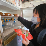 協(xié)助長(zhǎng)輩將年菜放進(jìn)冰箱冷凍，採(cǎi)真空包裝，方便同時(shí)又兼顧營(yíng)養(yǎng)，陪伴長(zhǎng)輩迎好年。