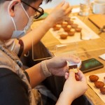 打開(kāi)外包裝，巧克力上顯現(xiàn)的光澤感，是經(jīng)過(guò)『調(diào)溫』這項(xiàng)最重要的步驟，內(nèi)富含天然的可可脂，在特定的溫度下產(chǎn)生穩(wěn)定的結(jié)晶，使得巧克力呈現(xiàn)漂亮的光澤，剝開(kāi)時(shí)也會(huì)發(fā)出清脆的響度，亦可保存持久。