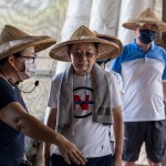 聽(tīng)著農(nóng)家說(shuō)著培育秧苗的種種步驟，堅(jiān)持栽種高抗菌與抗病蟲(chóng)害作物，鼓勵(lì)更多小農(nóng)使用無(wú)農(nóng)藥、無(wú)化肥的友善耕作，懷抱著對(duì)這片土地共同的熱愛(ài)。(圖中為新業(yè)建設(shè) 卓勝隆董事長(zhǎng))