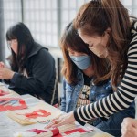 在老師一步步地指導(dǎo)之下，家族們慢慢熟悉每一項(xiàng)素材地使用，漸漸地完成每一份
獨(dú)一無二的作品。