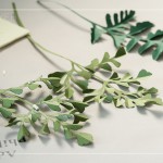 切剪完成後，手摺立體塑形，舒展後綻放美麗紋路線條，黏貼於底紙，展現(xiàn)紙植物不同姿態(tài)的美感。