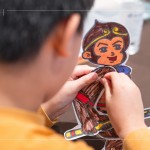 將剪下的零件，使用雙腳釘固定紙偶關(guān)節(jié)，背面貼上木桿，完成一只紙影戲偶。