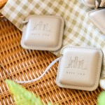 致上專屬客製化皮尺，精美、俐落的外型設(shè)計，將日常生活中不可或缺的生活小物再升級!