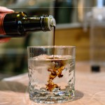 特別準(zhǔn)備巴薩米克醋調(diào)製而成的醋飲，跳脫過(guò)往調(diào)味料的定位，用飲品的型態(tài)重新定義箇中滋味。