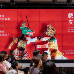 影窗中，戲偶躍然而上，跟著＃傳承百年 工藝師傅，看皮影聽故事，藉燈取影，述說代代相傳故事。