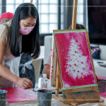 鮮豔的紅色底色搭配純白的聖誕樹(shù)，就像代表著感恩與希望，在聖誕節(jié)前夕，傳遞愛(ài)與期望。