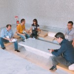 迎賓大廳的「都市版洞穴屋」！隱身在現(xiàn)代建築中，時(shí)尚簡(jiǎn)約的設(shè)計(jì)感，暈黃的打光效果，與石材磨面相互輝映，相當(dāng)新奇！