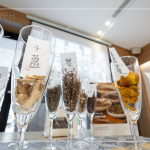 閉上眼，深呼吸，各類藥材氣味交織，彷彿置身大自然中，細細品味，讓身心喘口氣。