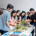 講師準(zhǔn)備各式植物與花卉供住戶挑選，透過層層擺放與細(xì)膩堆疊，創(chuàng)作出專屬的藍(lán)曬構(gòu)圖。