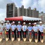 新業(yè)建設(shè)-名譽(yù)董事長(zhǎng) 穆椿松(左四)、董事長(zhǎng) 卓勝隆(右三) 偕同土地銀行-經(jīng)理 黃哲雄(右四)，與新業(yè)職人團(tuán)隊(duì)，一同為【大塊藏硯】揭開(kāi)序幕。