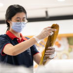 將粽葉的光滑面向內(nèi)，粗糙面向外，糯米較不會(huì)黏粽葉，擇兩片將蒂頭端與尾端交疊。